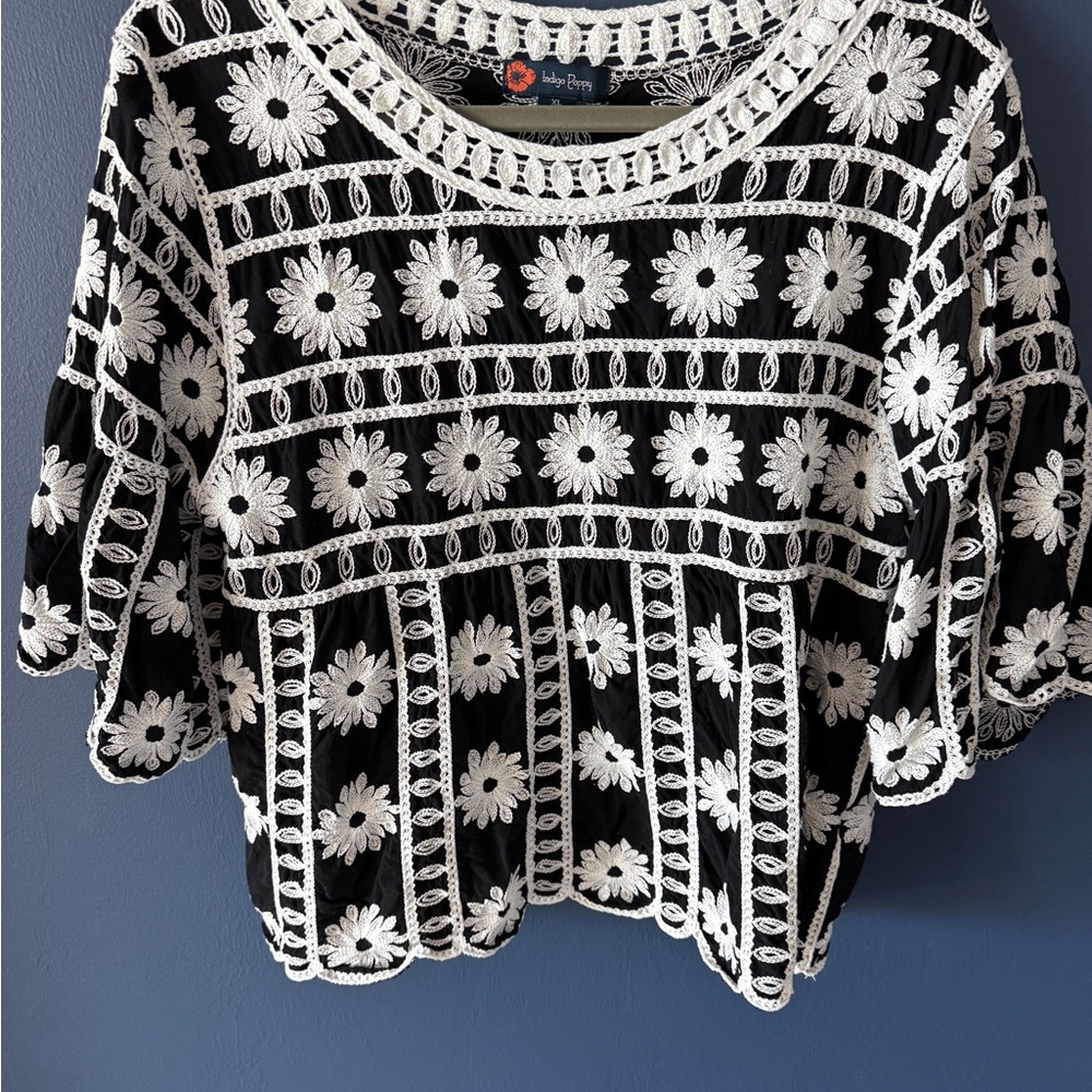 Chic Black and White Floral Women's Blouse - Picture 6 of 12